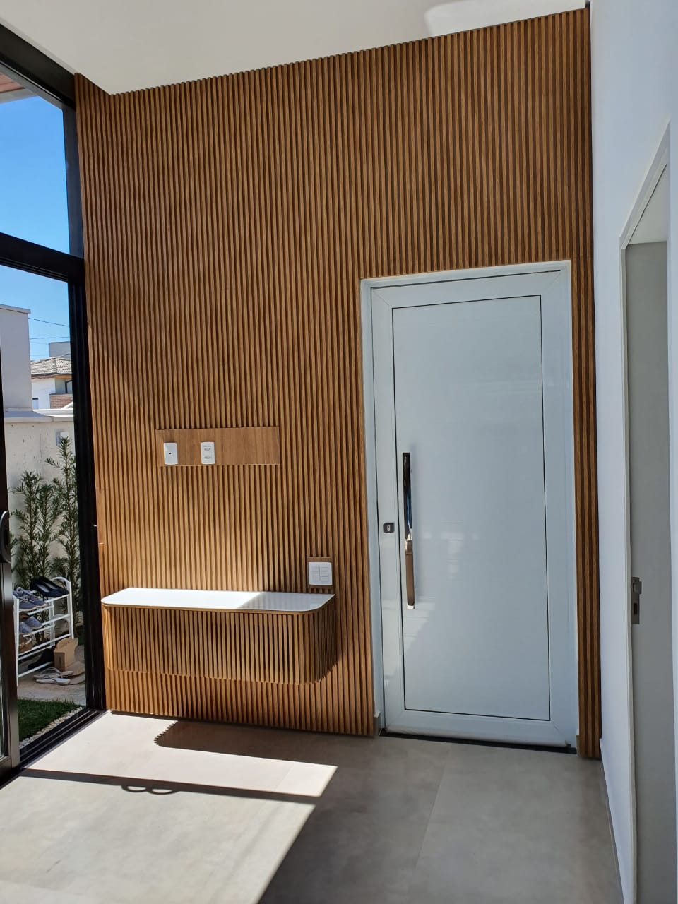 Hall com painel ripado sob medida