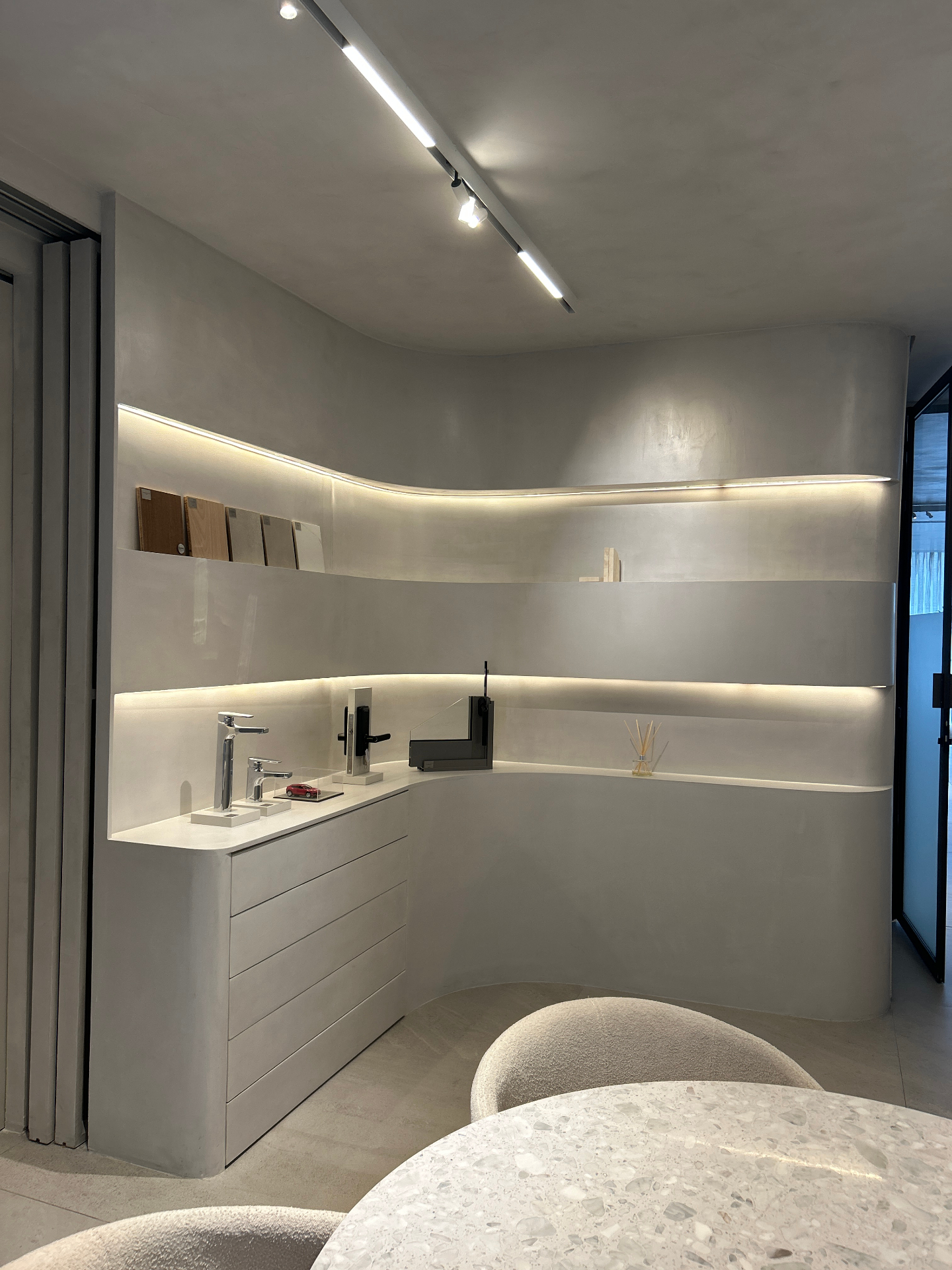 Showroom com estante curva iluminada